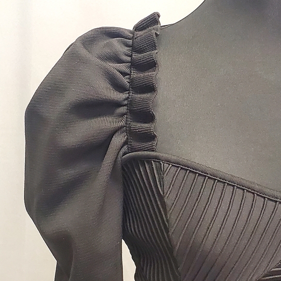 Mango Black Crop Top Long Puff Sleeves elastic cuffs Sweetheart neckline Size M - Picture 4 of 8